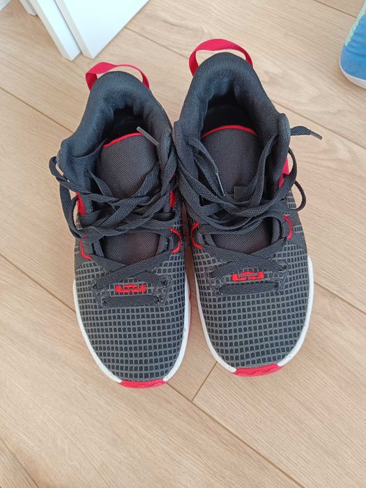 Баскетболни Обувки Nike Lebron Witness Vii