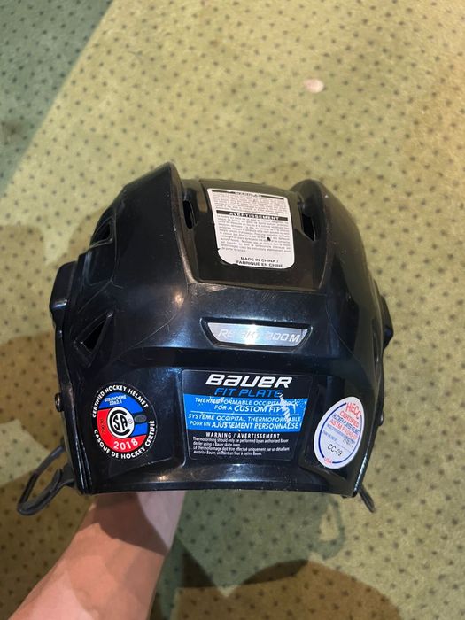 Хоккейный шлем синий и черный