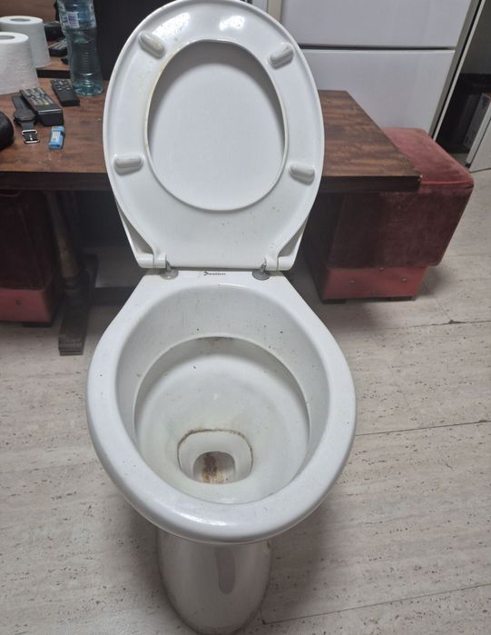 Vas WC + capac, întreținut foarte bine