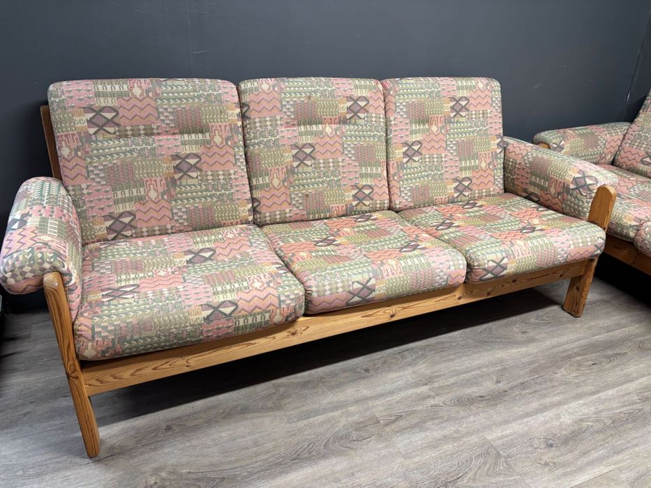 Canapea 3 pers. cadru lemn masiv rasinoase