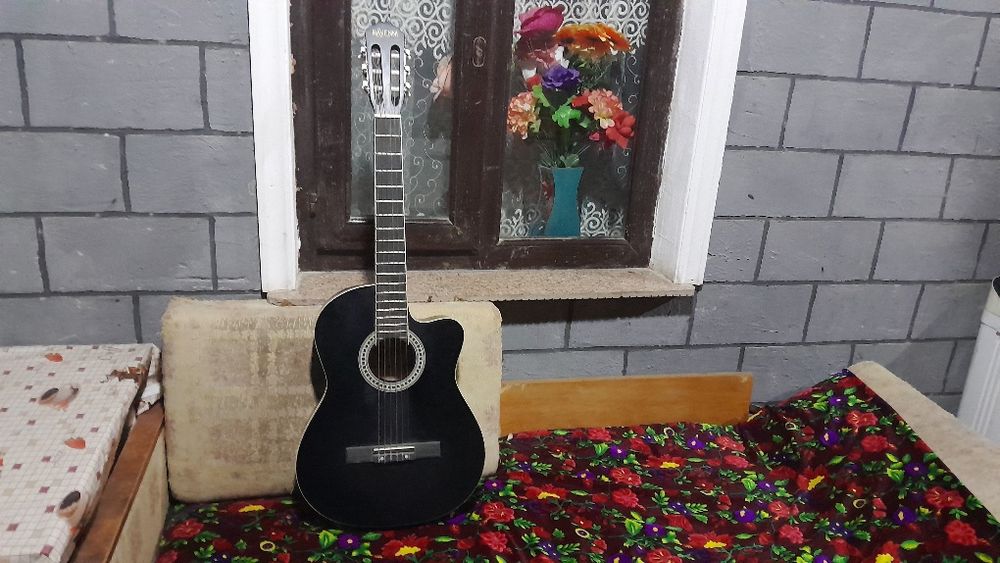 Классическая гитара в хорошем состоянии
