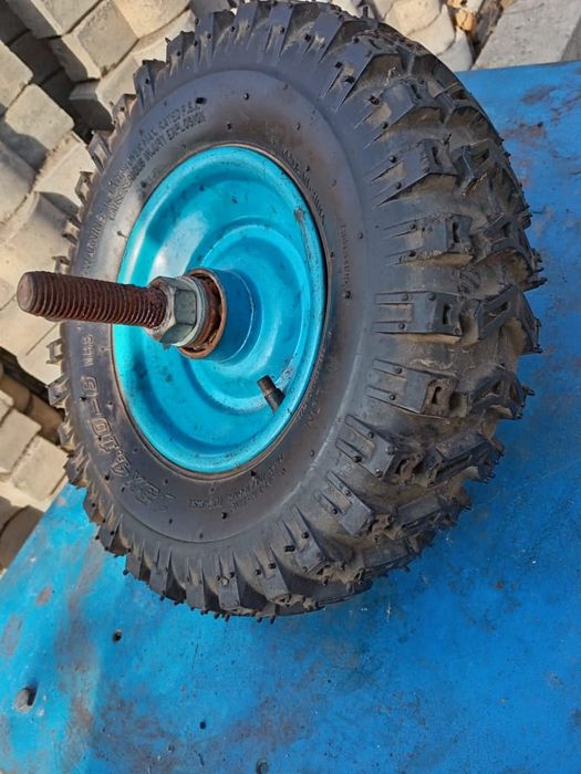 Колесо с шиной, предназначенное для использования на тележке и тачки