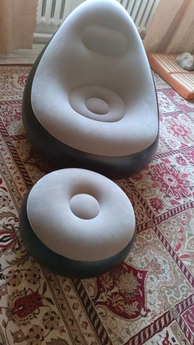 Надувное кресло с пуфиком.