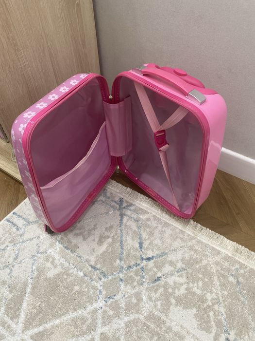 Продам чемодан для девочки 5000