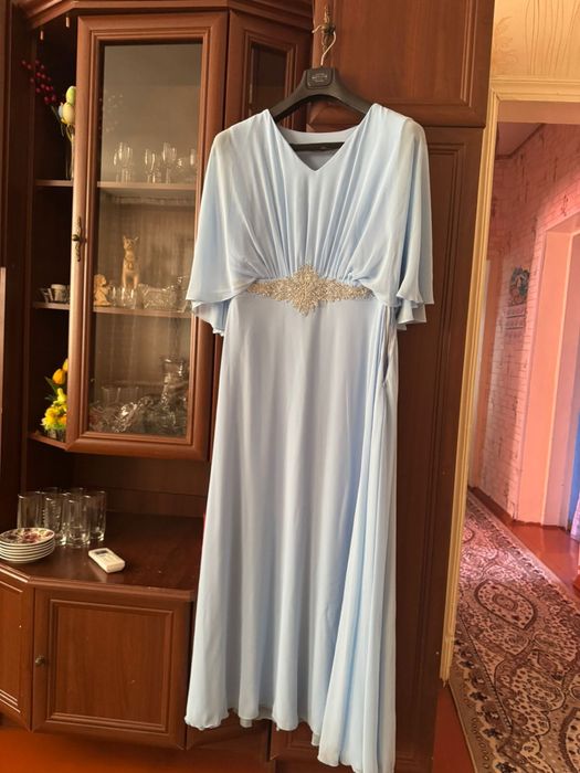 Платья вечерние.