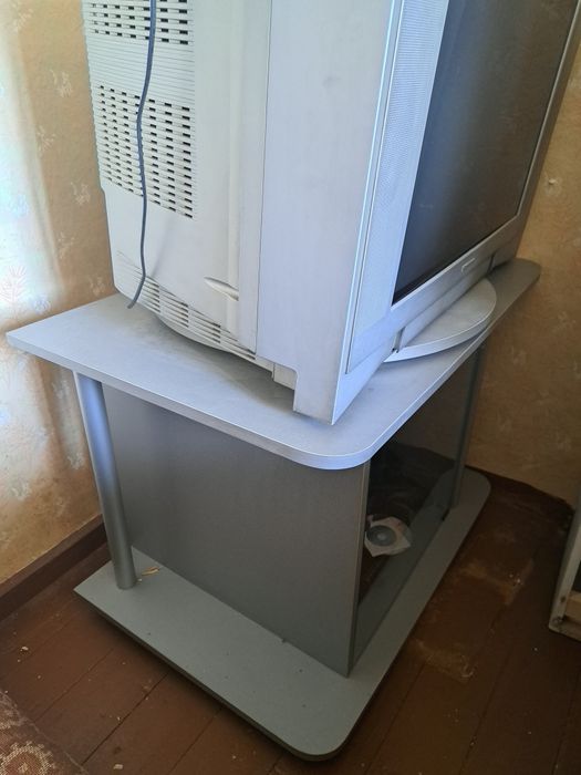 Тв маса въртяща се.