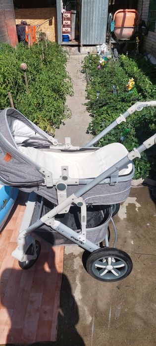 Продам коляску детскую 3 в 1
