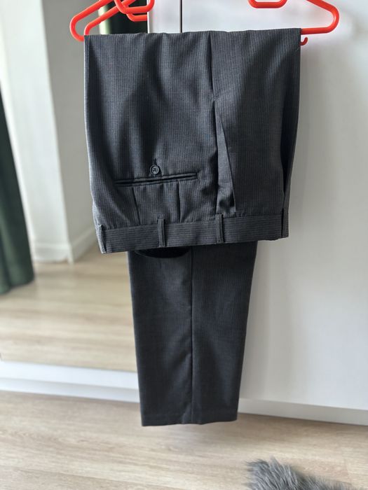 Pantaloni barbatesti subtiri de stofa gricu dungi fine