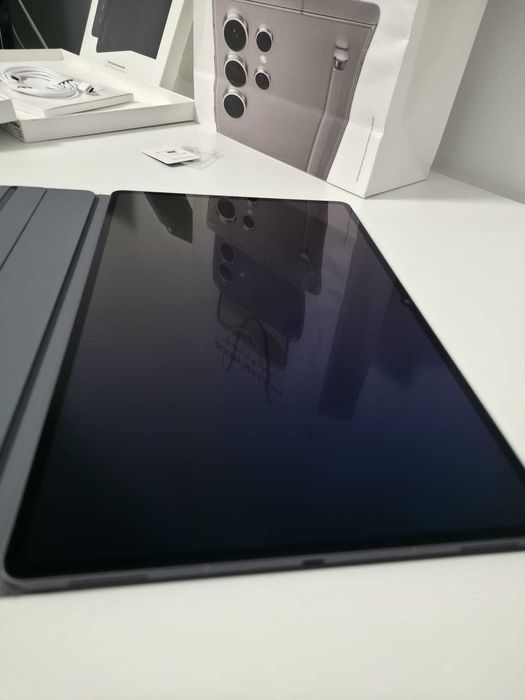 Samsung Galaxy Tab S11 Ultra 5G 12/256GB + Husă Tastatură + S Pen – ca nou, 17 cicluri