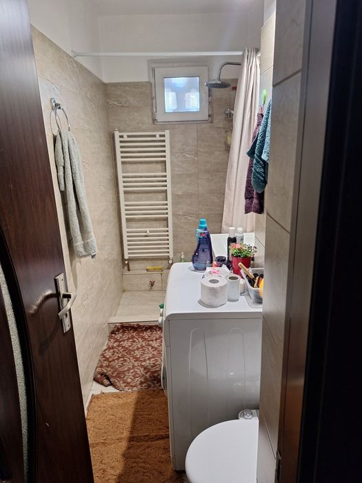 Vand apartament semi-decomandat