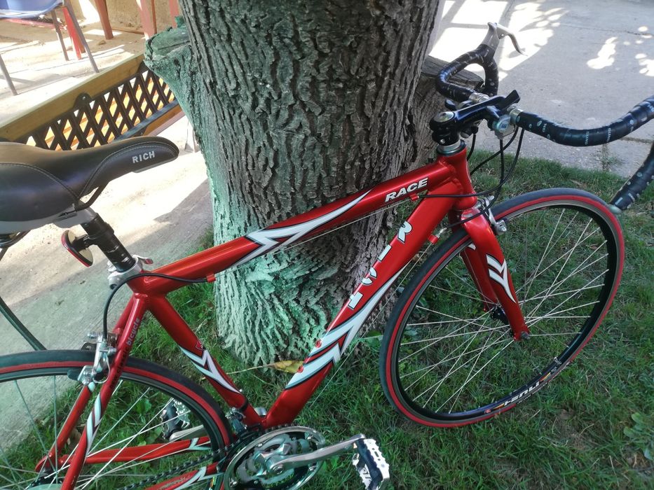 Vând cursiera Race.