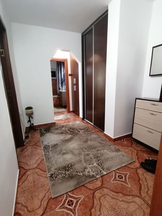 Inchiriez apartament decomandat cu doua camere