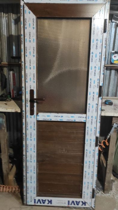 Алюминиевый двери и окошко