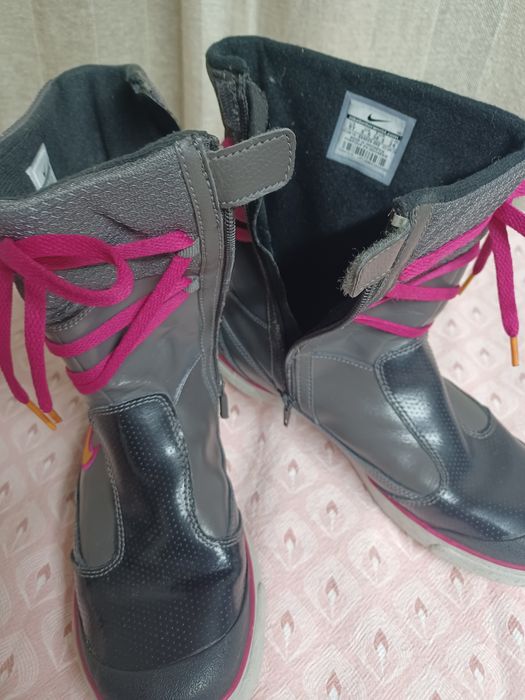 ДЕТСКИ БОТУШИ NIKE ELLI DEMI BOOT
номер38.5 или 24см. Малко са използв