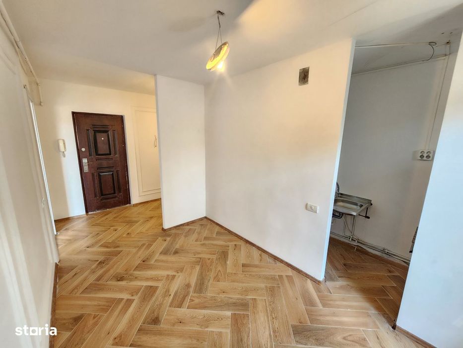 Vand apartament  2 camere decomandat zona Lunei 56mp