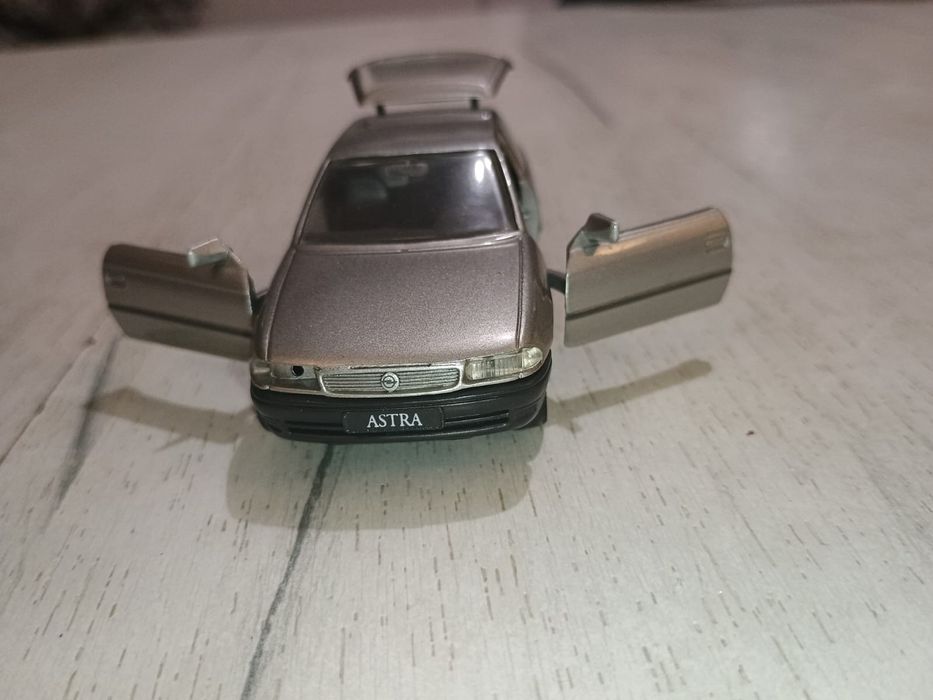 Vând machete Opel Astra F scara 1:43