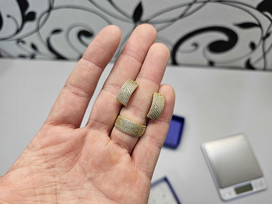 ПРОДАМ Комплект: Cерёжки и кольцо / Золото 585 Пробы 10.98 Грамма.