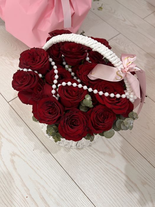 Красные розы на корзине