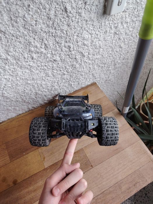 Продавам rc количка с дистанционно