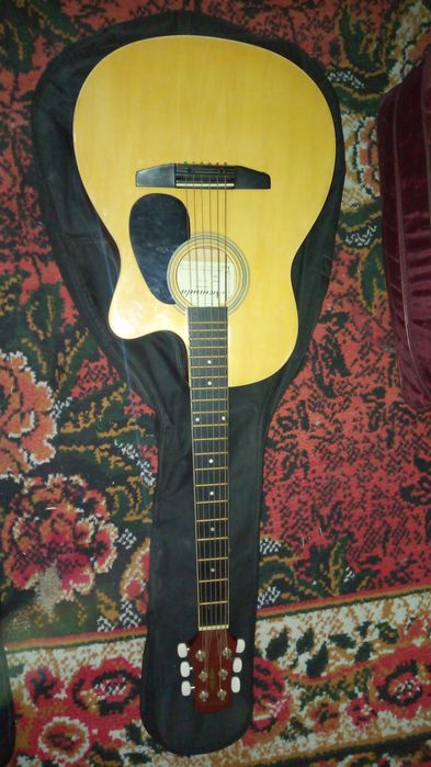 Гитара сотилади.