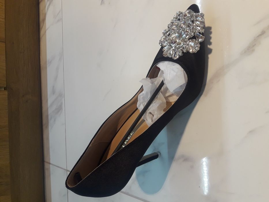 Продавам нови черни обувки