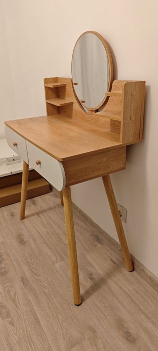 Măsuță machiaj cu oglinda