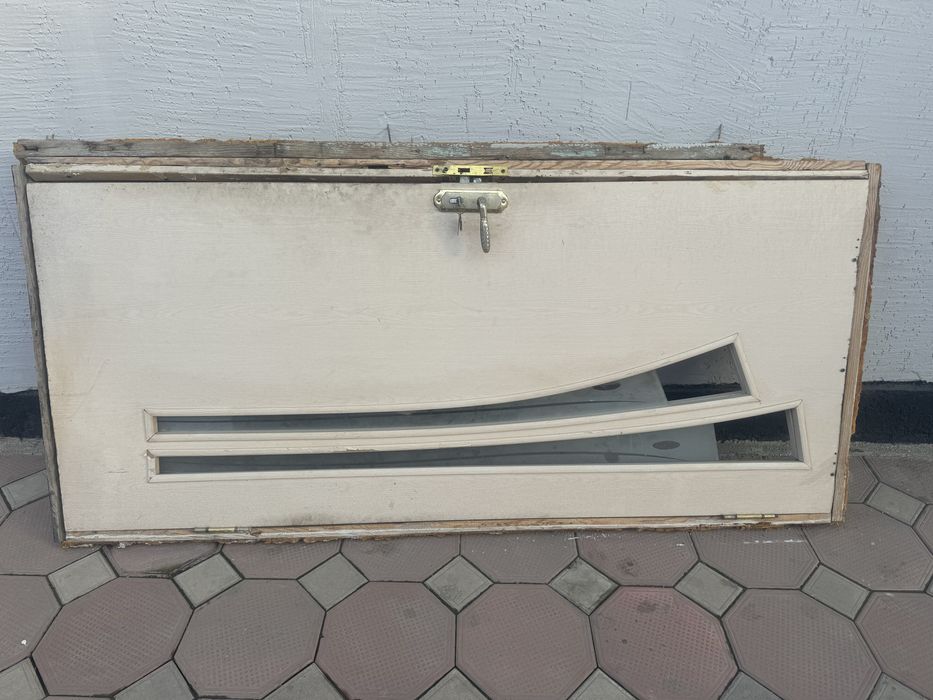 Деревянный дверь