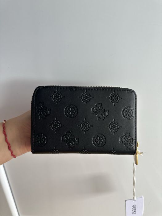 Дамски портфейл Guess черно със златно