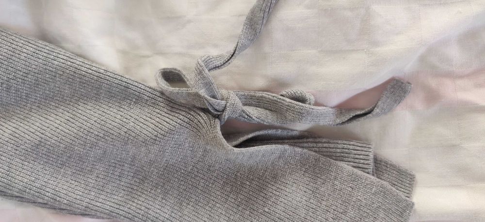Set doua haine gri la 75 lei - o fusta si o bluzita cu funde la maneci
