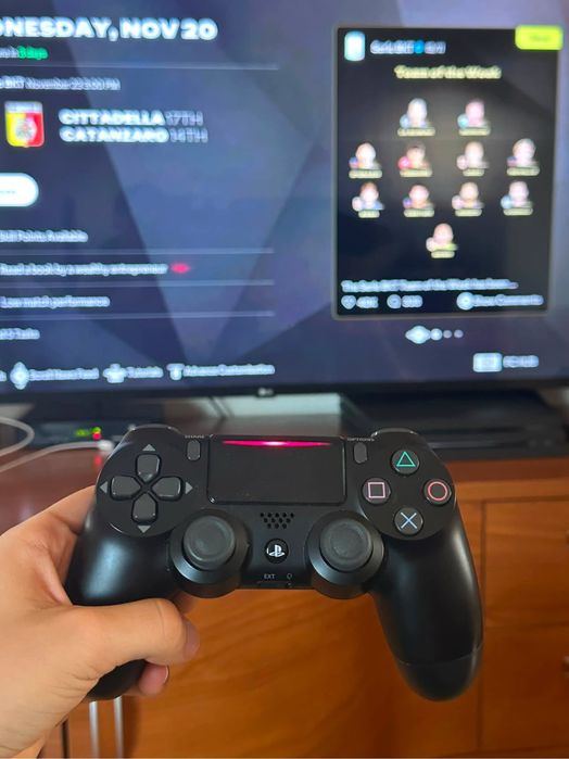 Vând PS4 Pro + jocuri