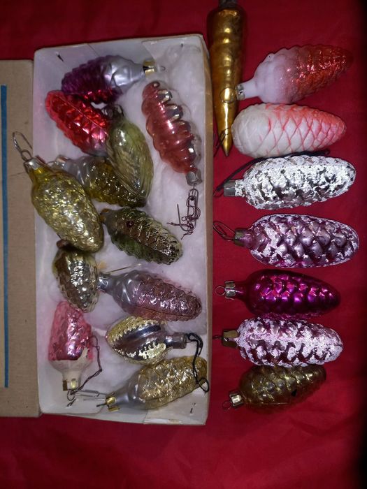 Ёлочные стеклянные игрушки шишки.