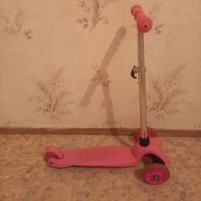 Самокат для девочки от3 до 6 лет