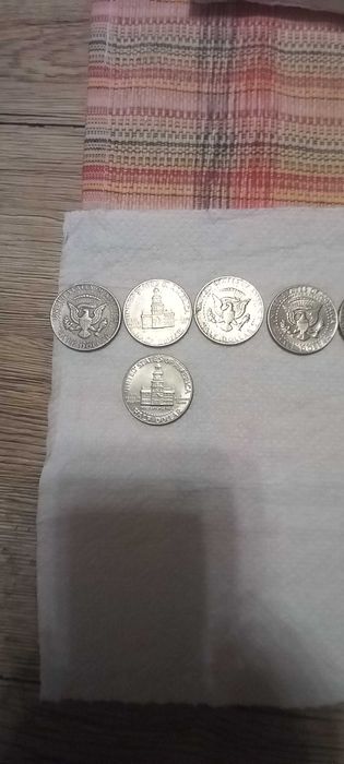 Продават се монети