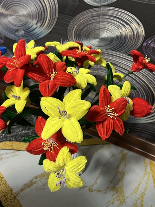 Цветы разные в корзинах, в вазах