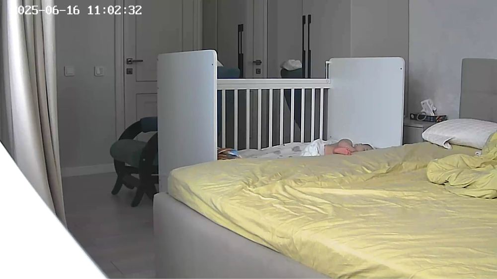 Продам детскую кроватку + 2 матраса + 4 простыни