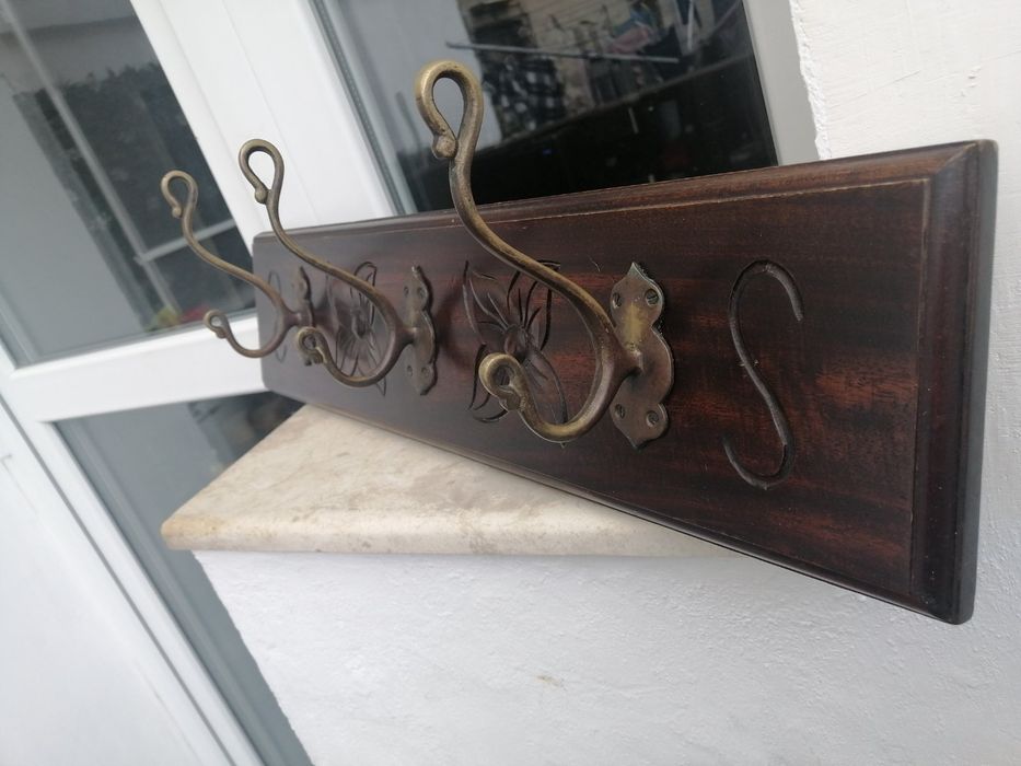 Дървени закачалки и рамка