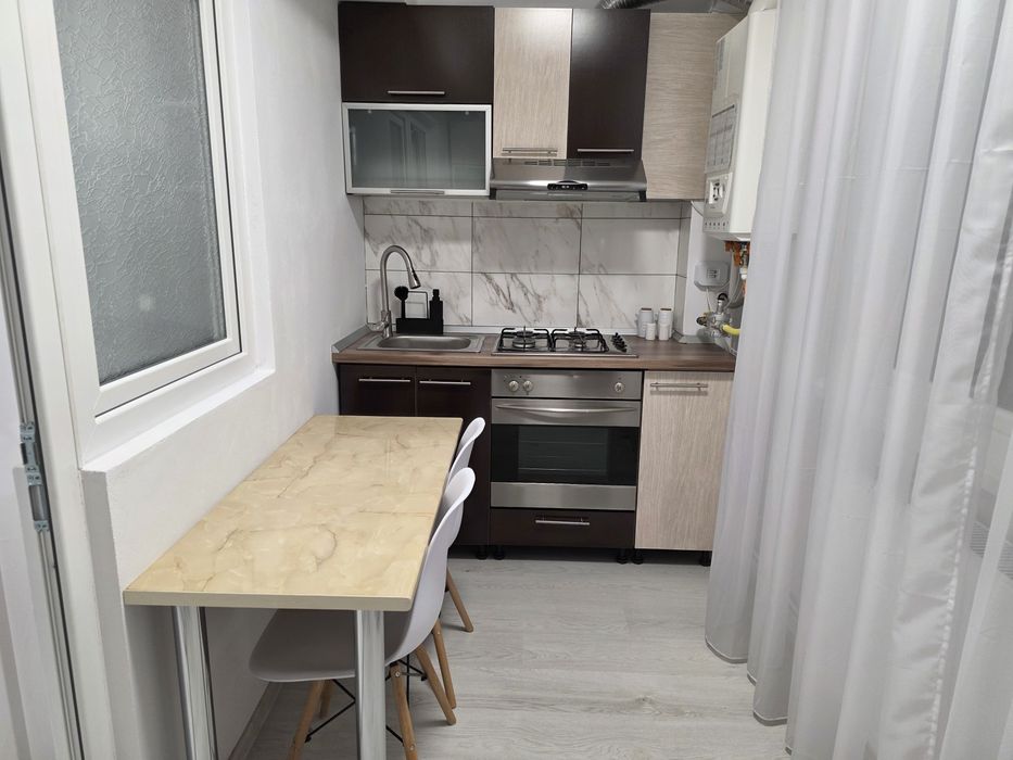 Garsonieră de închiriat – bloc nou, complet mobilată și utilată