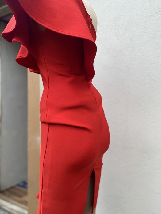 Rochie midi bandage rosie eleganta un umar cu volane