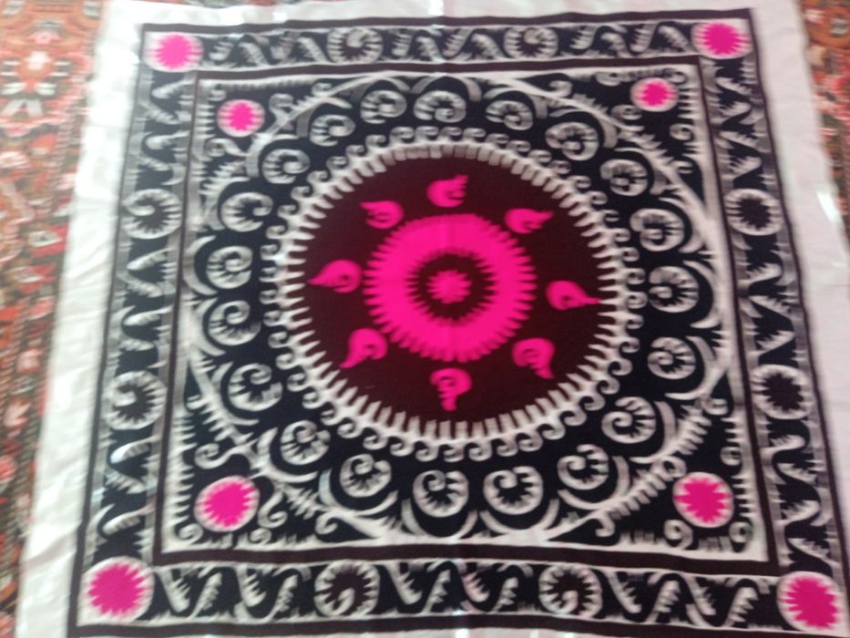 Су́зани чок кулда тикилган