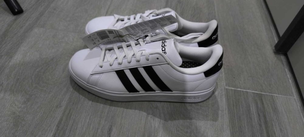 addidas обувки 43/5 Нови
