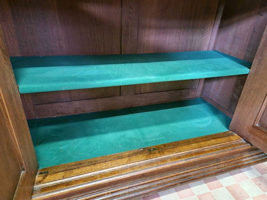 Ръчно резбован дъбов бюфет в стил Неоренесанс, налични два броя