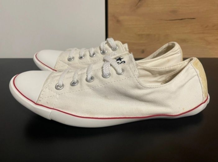 Vând teniși converse