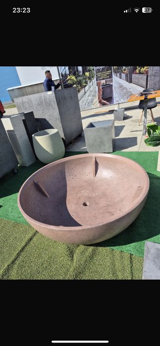 Cos gunoi și ghivece din beton