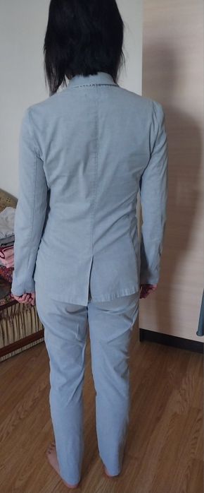 Продаётся отличный брючный  костюм