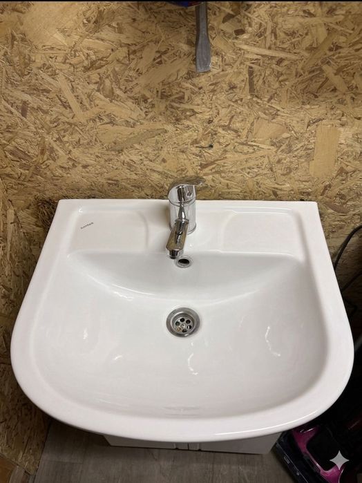 Продам тумбочку, зеркало, унитаз