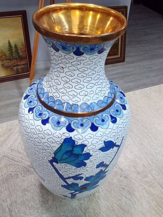 Китайска ваза Клоазоне (Cloisonné) – изящна изработка от мед, емайл и позлата (21х11 см)