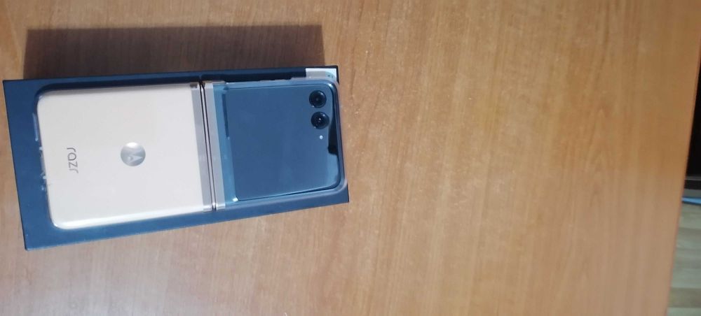Razr 40 ultra ultra peach 256 și 8 gb nou cu garanție