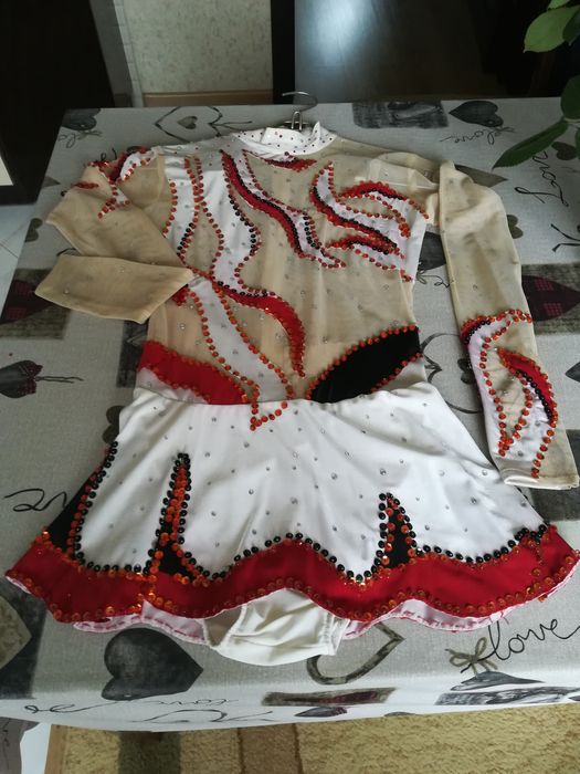 Продам гимнастические купальники.