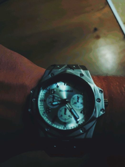 Часовник чисто нов на 1 месец