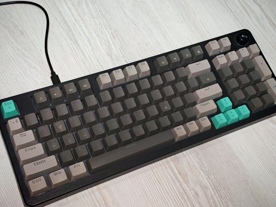 Игровая клавиатура

механическая проводная USB MOFii 96 клавиши, перек